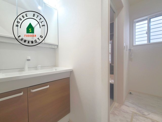 熊本市東区長嶺東9丁目第2-4棟（3号棟）の脱衣所|ゆとりの洗面スペースで朝の身支度もスムーズに。暮らしを快適に変えるシャワー付洗面台です！