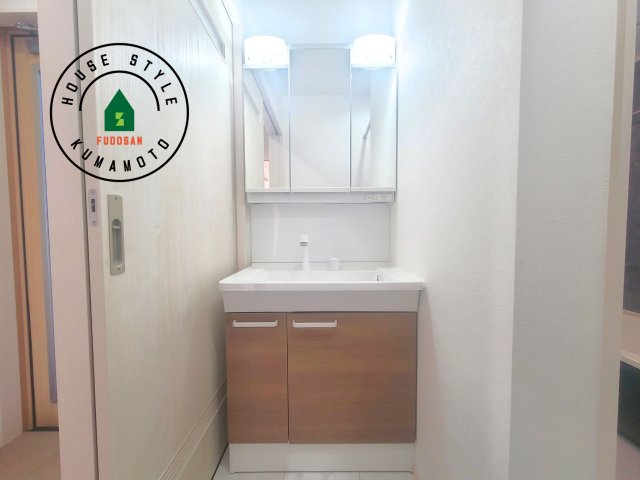 熊本市東区長嶺東9丁目第2-4棟（3号棟）の独立洗面台|毎日使うものだから清潔な空間を保ちたい水回り。洗面にはそんな願いを解消させてくれる収納アイデアが満載です。三面鏡の裏側にはキャビネットが現れ小物から背の高い物まで収納できます。