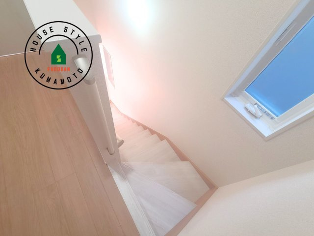 熊本市東区長嶺東9丁目第2-4棟（3号棟）の内装|＜手すり付階段＞手すりがないと階段の昇り降りで危険なことはもちろん、壁に手をつきながら歩くことで壁紙が汚れやすくなります。すべての方に快適に昇り降りしていただくため、手すりを設置しました。