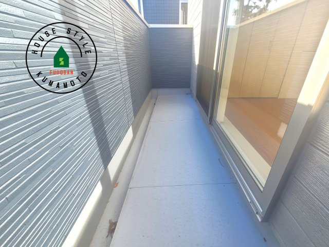 熊本市東区長嶺東9丁目第2-4棟（3号棟）のバルコニー|風をしっかりと感じられるバルコニーでは、毎日が洗濯日和です。広々としているので洗濯も楽しくなるでしょうし、気分転換にバルコニーからの眺めを楽しむのもいいでしょう。