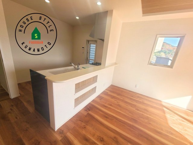 熊本市東区長嶺東9丁目第2-4棟（3号棟）のダイニング|キッチンから立ち込める香りが今日の料理を期待させます。