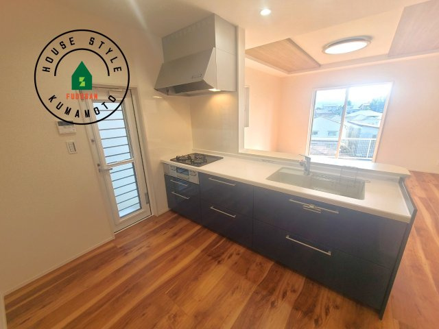 熊本市東区長嶺東9丁目第2-4棟（3号棟）のキッチン|ダイニングテーブルへの配膳がラクラク、お料理はかどるカウンター付きシステムキッチン！