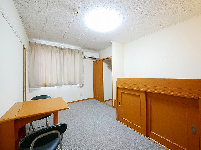 レオパレスＨａｌｆ　Ｍｏｏｎの洋室|ゆったりした洋室です