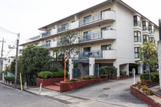 【外観】 | バス停から徒歩２分。閑静な住宅地にある８階建てのマンションです