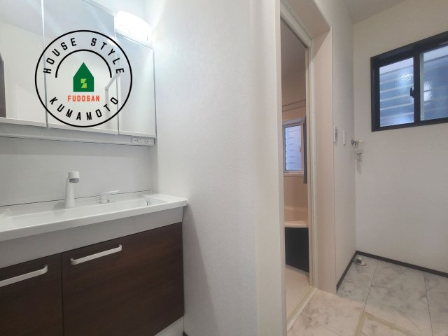 熊本市東区長嶺東9丁目第2-4棟（4号棟）の脱衣所|ゆとりの洗面スペースで朝の身支度もスムーズに。暮らしを快適に変えるシャワー付洗面台です！