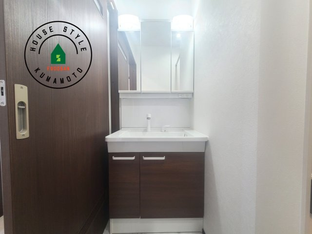 熊本市東区長嶺東9丁目第2-4棟（4号棟）の独立洗面台|毎日使うものだから清潔な空間を保ちたい水回り。洗面にはそんな願いを解消させてくれる収納アイデアが満載です。三面鏡の裏側にはキャビネットが現れ小物から背の高い物まで収納できます。