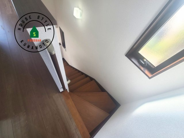 熊本市東区長嶺東9丁目第2-4棟（4号棟）の内装|＜手すり付階段＞手すりがないと階段の昇り降りで危険なことはもちろん、壁に手をつきながら歩くことで壁紙が汚れやすくなります。すべての方に快適に昇り降りしていただくため、手すりを設置しました。