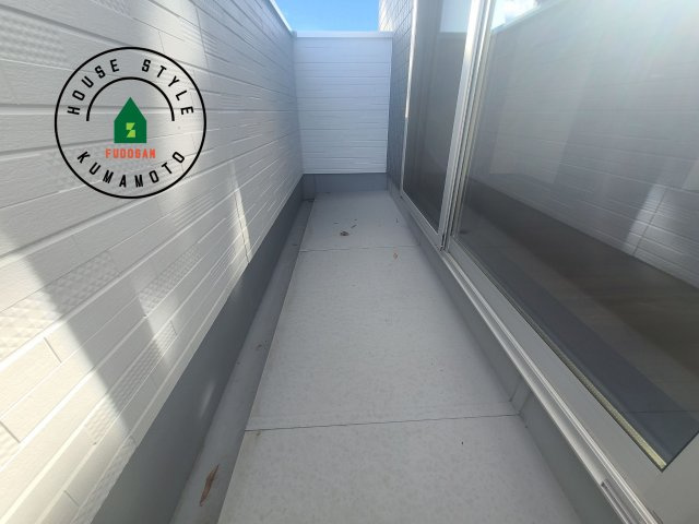 熊本市東区長嶺東9丁目第2-4棟（4号棟）のバルコニー|風をしっかりと感じられるバルコニーでは、毎日が洗濯日和です。広々としているので洗濯も楽しくなるでしょうし、気分転換にバルコニーからの眺めを楽しむのもいいでしょう。