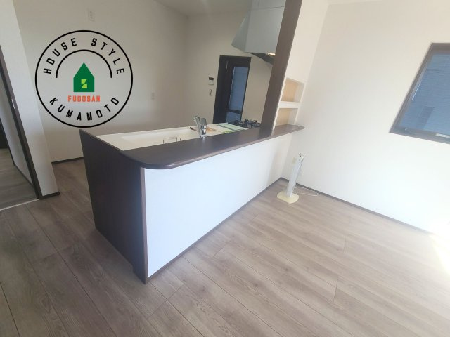 熊本市東区長嶺東9丁目第2-4棟（4号棟）のダイニング|キッチンから立ち込める香りが今日の料理を期待させます。