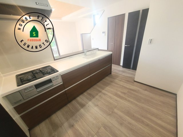 熊本市東区長嶺東9丁目第2-4棟（4号棟）のキッチン|ダイニングテーブルへの配膳がラクラク、お料理はかどるカウンター付きシステムキッチン！