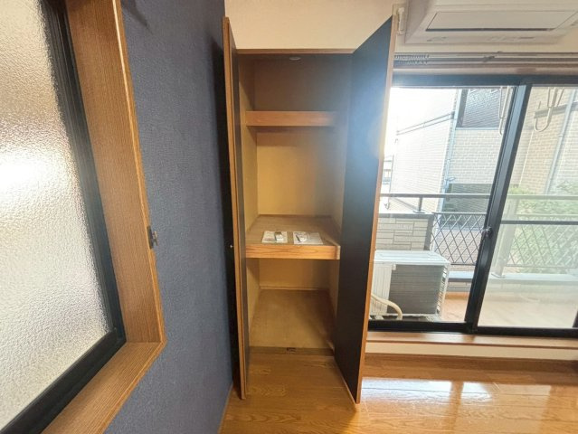 グランドパレスHAYASHIの収納|ゆったりとしたリビングです