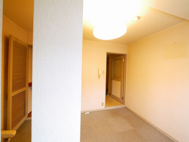 メゾンヒグチの洋室|明るい洋室です