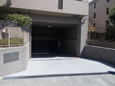 【駐車場】 | サーパス千里藤白台 | 駐車場出入口