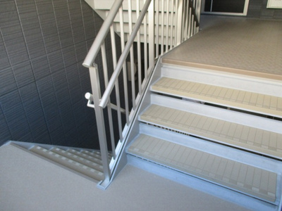 【その他共用部分】 | ビルボード淡路駅前 | 階段には手すりがあるので昇降時も安心です