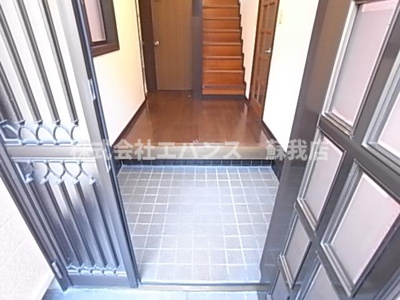 【玄関】 | 千葉市中央区松ヶ丘町貸家 | シンプルで使いやすい玄関です