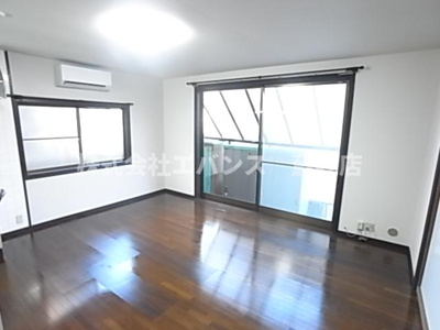 【居間・リビング】 | 千葉市中央区松ヶ丘町貸家 | ゆったり過ごせるリビングです