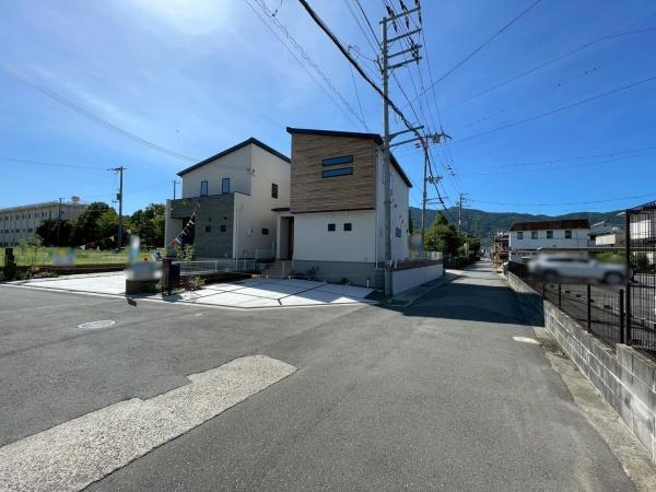 ジョーブタウン海南日方62号地　新築戸建の前面道路含む現地写真