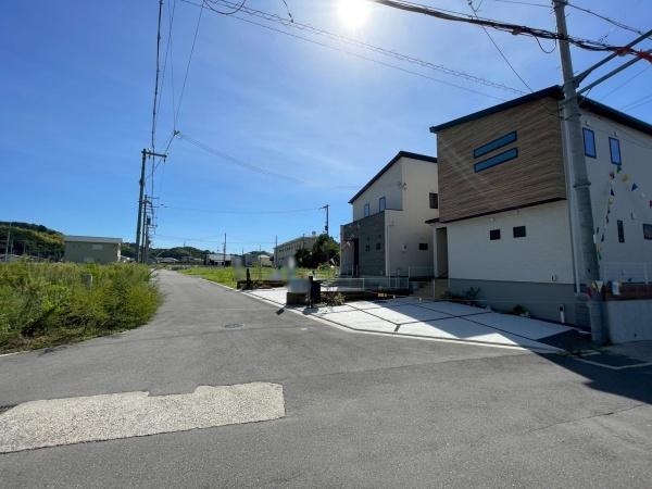 ジョーブタウン海南日方62号地　新築戸建の前面道路含む現地写真
