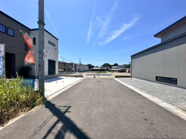 ジョーブタウン西浜4-5号地　新築戸建の前面道路含む現地写真