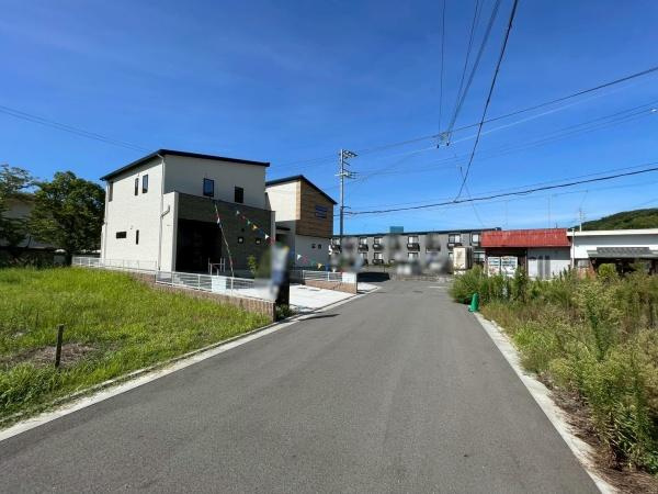 ジョーブタウン海南日方61号地　新築戸建の前面道路含む現地写真