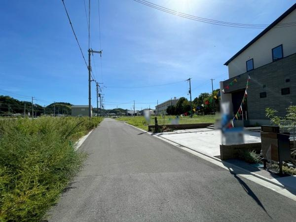 ジョーブタウン海南日方61号地　新築戸建の前面道路含む現地写真