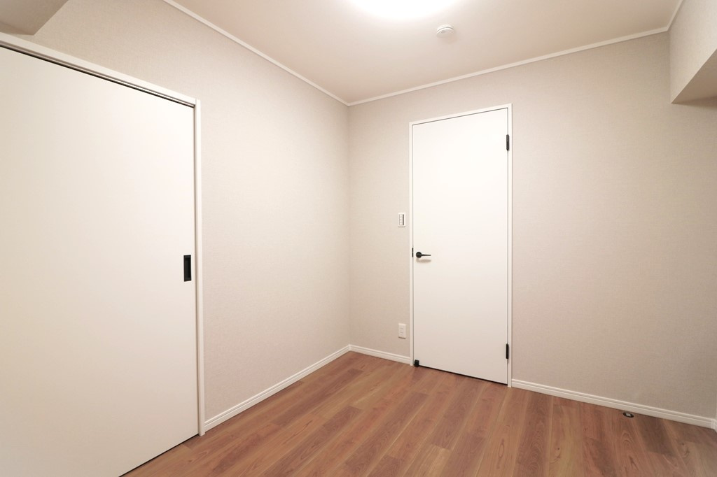 「神戸市灘区マンション」イトーピア六甲道マンションの洋室|落ち着いた色調の洋室です　5.0帖