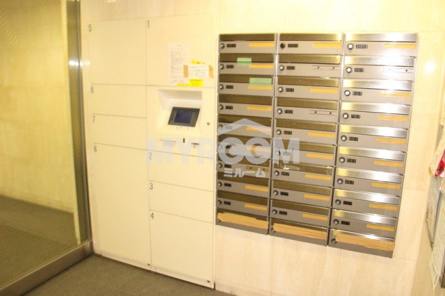 新宿区西早稲田１丁目の賃貸マンションのエントランス|24時間荷物が受け取ることができる宅配ボックス付☆