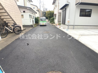 【前面道路含む現地写真】 | 所沢市寿町　全2棟 1号棟 | 接道：約4ｍ私道