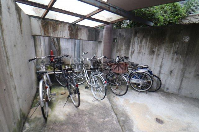 アルビヨン千里丘の駐車場