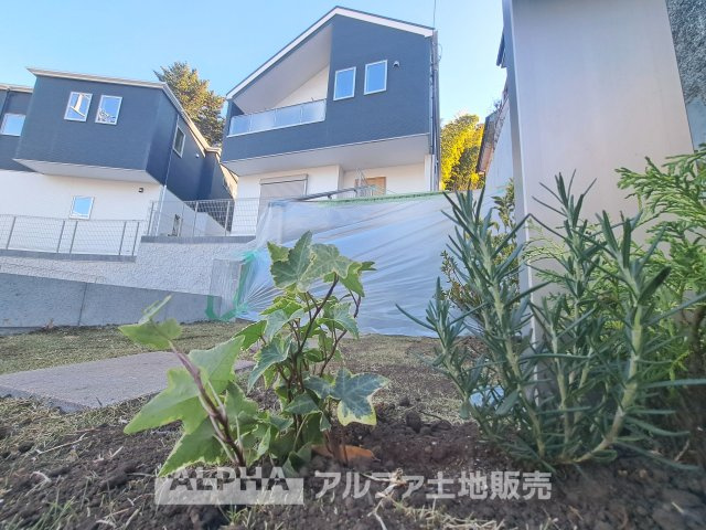 多摩市桜ヶ丘1丁目新築戸建2棟の外観|【House of the Sun】
◆明るい家◆太陽の温かな光がお家全体を照らす。そこには目を輝かせ笑顔で見つめてくれる君がいて、「ただいま」の言葉がこだまする。そんな君の瞳に恋している。