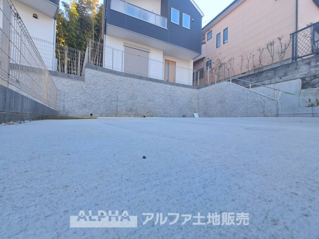 多摩市桜ヶ丘1丁目新築戸建2棟の駐車場|【car　space】
◆駐車場◆余裕のある駐車スペース。自転車やベビーカーも楽々通る広さが嬉しいですね。