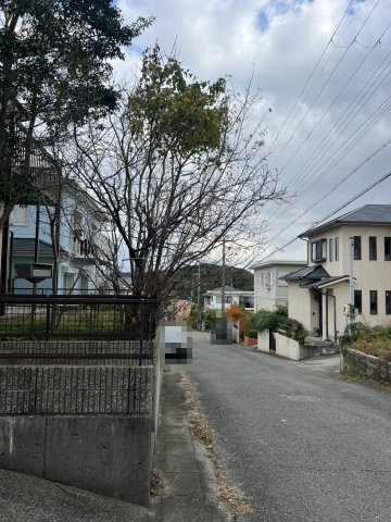 和歌山市加太・ｵｰﾅｰﾁｪﾝｼﾞ中古戸建・54633の前面道路含む現地写真