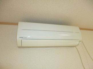 【設備】 | 潟上市昭和大久保　中古アパート | １階の１LDK１３帖に、エアコンが設置されています！