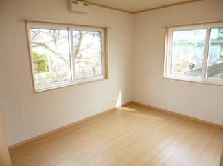 【洋室】 | 潟上市昭和大久保　中古アパート | １階洋室６帖に２面の窓がついています！