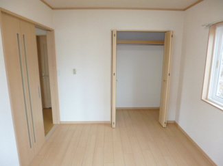 【洋室】 | 潟上市昭和大久保　中古アパート | １階洋室６帖にクローゼットがついています！