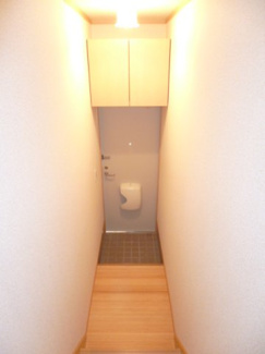 【玄関】 | 潟上市昭和大久保　中古アパート | ２階のお部屋の玄関です。シューズボックスがついています！