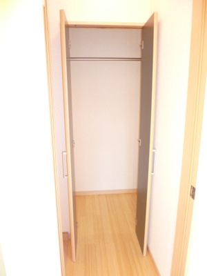 【収納】 | 潟上市昭和大久保　中古アパート | ２階の階段を上りきったところでLDKに入る前に収納スペースがあります！