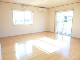 【居間・リビング】 | 潟上市昭和大久保　中古アパート | ２階のLDK１２帖です。窓が２面に接しております！