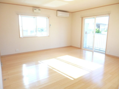 【居間・リビング】 | 潟上市昭和大久保　中古アパート | ２階のLDK１２帖です。窓が２面に接しております！