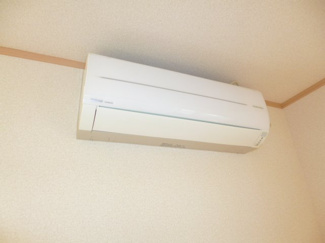 【設備】 | 潟上市昭和大久保　中古アパート | ２階の１LDK１２帖に、エアコンが設置されています！