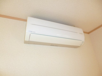 【設備】 | 潟上市昭和大久保　中古アパート | ２階の１LDK１２帖に、エアコンが設置されています！