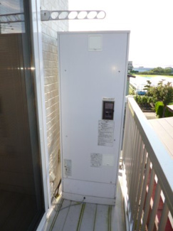 【発電・温水設備】 | 潟上市昭和大久保　中古アパート | ベランダに電気温水器があります！