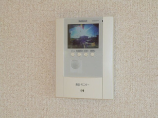 【セキュリティ】 | 潟上市昭和大久保　中古アパート | ２階のお部屋なので、わざわざ１階まで降りずにテレビモニター付きインターホンで、急な来客にも対応できますね！