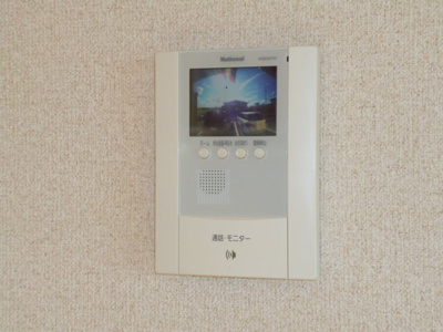 【セキュリティ】 | 潟上市昭和大久保　中古アパート | ２階のお部屋なので、わざわざ１階まで降りずにテレビモニター付きインターホンで、急な来客にも対応できますね！