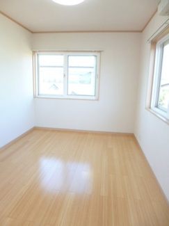 【洋室】 | 潟上市昭和大久保　中古アパート | ２階洋室６帖に２面の窓がついています！