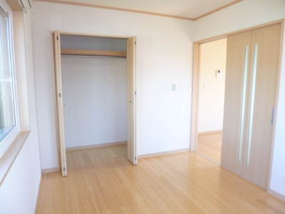 【洋室】 | 潟上市昭和大久保　中古アパート | ２階洋室６帖にクローゼットがついています！