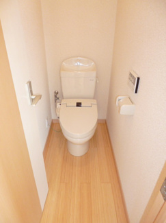 【トイレ】 | 潟上市昭和大久保　中古アパート | ２階の温水洗浄便座付のトイレです！
