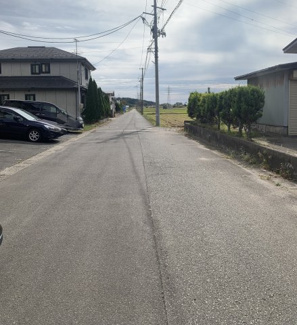【周辺】 | 潟上市昭和大久保　中古アパート | 西側道路は、潟上市道「宮の前線」、幅員6.5Mあります。