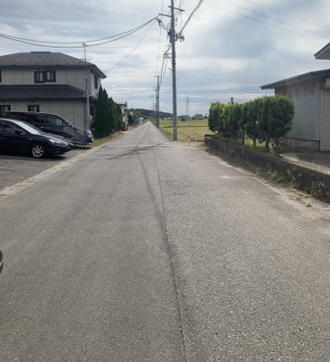 【周辺】 | 潟上市昭和大久保　中古アパート | 西側道路は、潟上市道「宮の前線」、幅員6.5Mあります。
