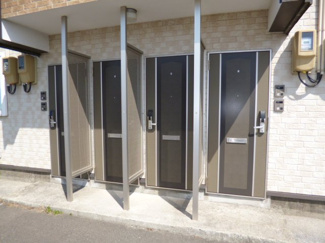 【玄関】 | 潟上市昭和大久保　中古アパート | 各室の玄関は１階にあり、デジキーです！